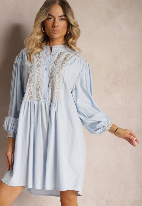 Renee - Niebieska Haftowana Sukienka Midi o Pudełkowym Fasonie z Długim Rękawem Rosen. Okazja: na co dzień. Kolor: niebieski. Długość rękawa: długi rękaw. Wzór: haft. Typ sukienki: proste. Styl: casual. Długość: midi