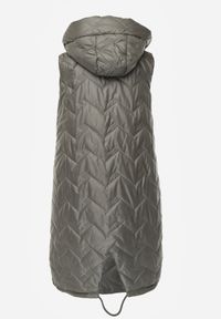 Born2be - Zielona Przejściowa Kamizelka Pikowana o Długim Kroju z Kapturem i Naszywką Harmaste. Okazja: na co dzień. Typ kołnierza: kaptur. Kolor: zielony. Materiał: jeans. Długość: długie. Wzór: aplikacja. Styl: casual #3