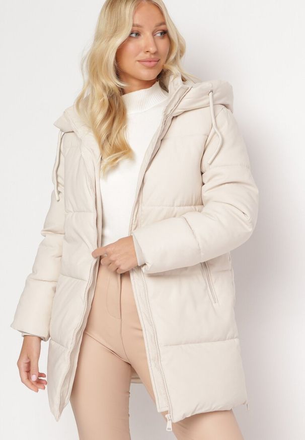 Born2be - Beżowa Kurtka z Szerokim Pikowaniem i Nieodpinanym Kapturem Fanja. Okazja: na co dzień. Kolor: beżowy. Materiał: dzianina, jeans. Długość rękawa: długi rękaw. Długość: długie. Sezon: zima, jesień. Styl: casual