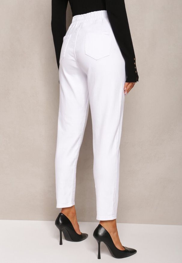 Renee - Białe Jeansy High Waist o Fasonie Mom Fit Petitlla. Okazja: na co dzień. Stan: podwyższony. Kolor: biały. Styl: elegancki, casual, klasyczny