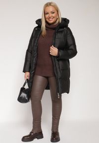 Born2be - Czarna Długa Pikowana Kurtka z Nieodpinanym Kapturem Mevessia. Okazja: na co dzień. Kolor: czarny. Materiał: jeans. Długość: długie. Styl: klasyczny, casual, elegancki #2