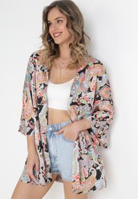 Born2be - Różowo-Czarna Wzorzysta Narzutka Bluzka Kimono Wiązana w Pasie z Rozcięciami Sitma. Okazja: na co dzień. Kolor: różowy. Styl: casual #2