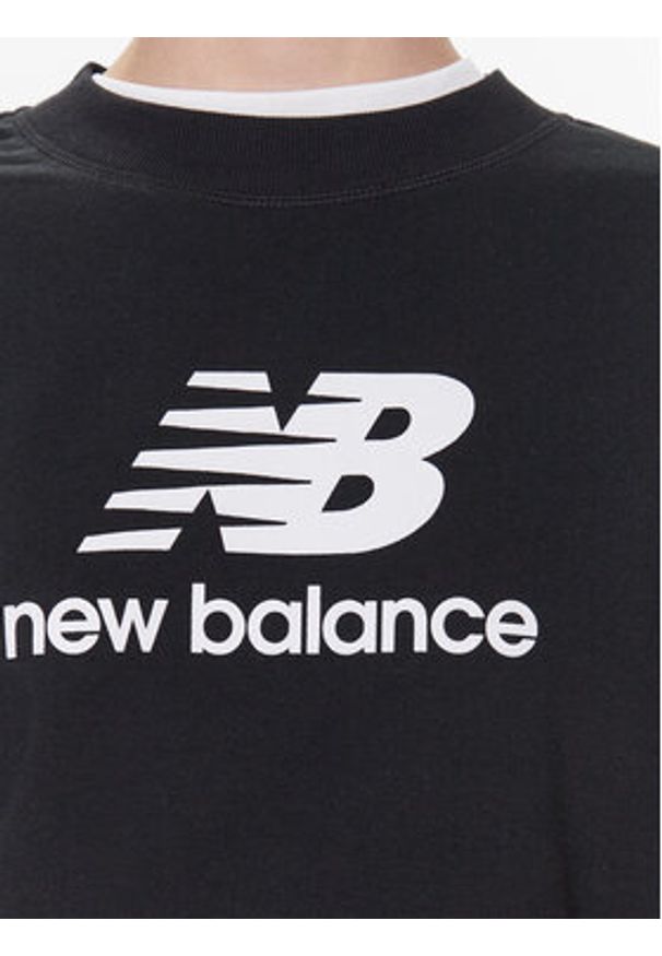 New Balance Bluza Essentials Stacked Logo WT31532 Czarny Relaxed Fit. Kolor: czarny. Materiał: bawełna