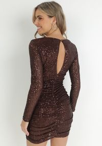 Born2be - Ciemnobrązowa Cekinowa Sukienka z Marszczeniem Nerli. Kolor: brązowy. Wzór: aplikacja. Długość: mini #2