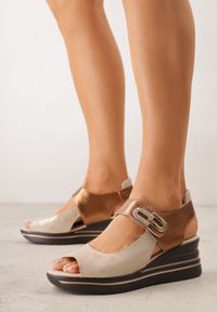 Born2be - Brązowe Sandały ze Skóry Naturalnej na Koturnie z Metaliczną Ozdobą i Cyrkoniami Charevera. Okazja: na co dzień. Zapięcie: rzepy. Kolor: brązowy. Materiał: skóra. Wzór: aplikacja. Obcas: na koturnie. Styl: casual, elegancki #1