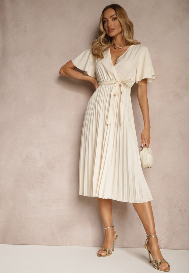 Renee - Jasnobeżowa Sukienka Wiązana w Talii z Plisowaniem na Dole Dorseki. Kolor: beżowy. Typ sukienki: plisowane. Styl: elegancki, klasyczny