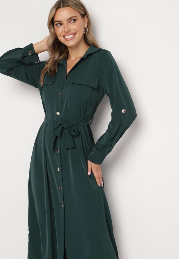 Born2be - Ciemnozielona Koszulowa Sukienka z Eleganckimi Guzikami i Wiązanym Paskiem w Talii Kortella. Okazja: na co dzień, na spotkanie biznesowe. Typ kołnierza: dekolt w serek. Kolor: zielony. Długość rękawa: długi rękaw. Typ sukienki: koszulowe. Styl: elegancki