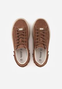 Born2be - Brązowe Skórzane Sneakersy na Platformie i Koturnie Zdobione Perforacją Peniesh. Okazja: na co dzień. Kolor: brązowy. Materiał: skóra. Wzór: aplikacja. Obcas: na koturnie #7