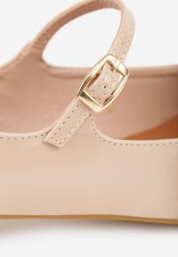 Renee - Beżowe Czółenka o Lakierowanym Połysku na Niskim Obcasie z Paskiem i Klamerką Karzina. Okazja: do pracy. Zapięcie: pasek. Kolor: beżowy. Materiał: lakier. Obcas: na obcasie. Styl: elegancki. Wysokość obcasa: niski #9