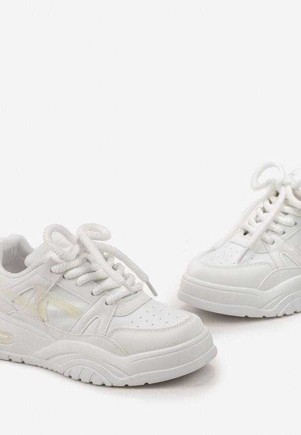 Renee - Białe Sneakersy na Grubej Podeszwie z Szerokim Wiązaniem Iniestra. Okazja: na co dzień. Kolor: biały