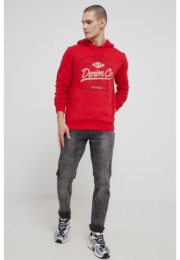 PRODUKT by Jack & Jones - Produkt by Jack & Jones bluza męska kolor czerwony z kapturem z nadrukiem. Okazja: na co dzień. Typ kołnierza: kaptur. Kolor: czerwony. Wzór: nadruk. Styl: casual