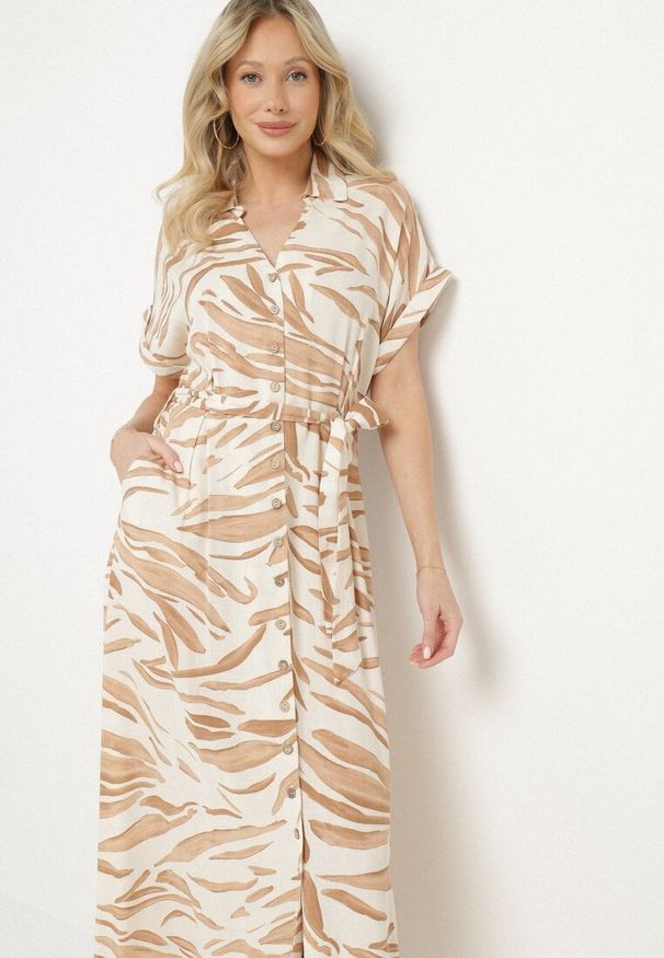 Born2be - Jasnobeżowa Koszulowa Sukienka z Bawełny w Zebrę z Wiązanym Paskiem Melotia. Okazja: na co dzień. Typ kołnierza: dekolt w kształcie V. Kolor: beżowy. Materiał: bawełna. Długość rękawa: krótki rękaw. Wzór: motyw zwierzęcy. Typ sukienki: koszulowe. Styl: casual, elegancki