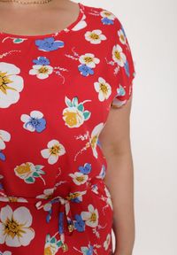 Born2be - Czerwona Wiskozowa Sukienka w Kwiaty z Materiałowym Paskiem w Talii Risse. Kolor: czerwony. Materiał: materiał, wiskoza. Wzór: kwiaty. Sezon: lato #5