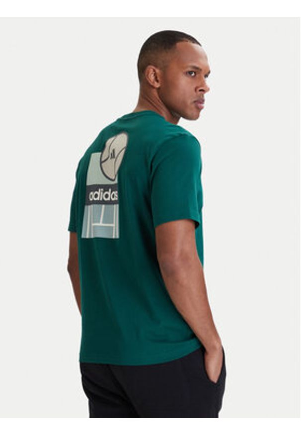 Adidas - adidas T-Shirt Memories Of Sport Poster Graphic KB2507 Zielony Regular Fit. Kolor: zielony. Materiał: bawełna. Styl: sportowy
