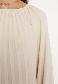 Born2be - Jasnobeżowa Plisowana Sukienka z Bufiastymi Rękawami Perlase. Okazja: na co dzień. Kolor: beżowy. Styl: klasyczny, casual, elegancki #7