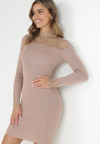 Born2be - Beżowa Sukienka Dopasowana z Siateczką przy Dekolcie Mugumie. Okazja: na co dzień. Kolor: beżowy. Długość rękawa: długi rękaw. Wzór: aplikacja. Typ sukienki: dopasowane. Styl: klasyczny, casual, elegancki #1