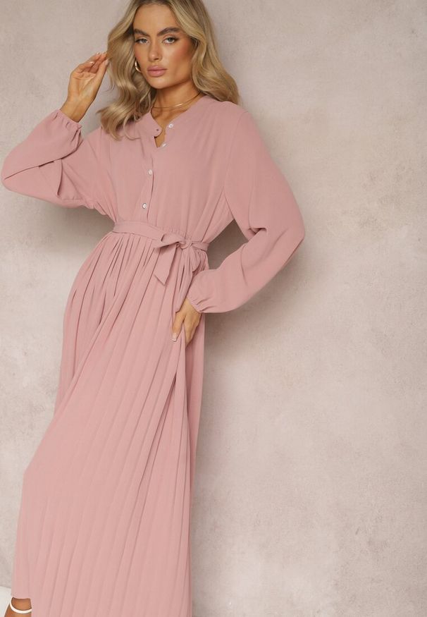 Renee - Ciemnoróżowa Rozkloszowana Sukienka Maxi Plisowana Wiązana w Pasie Terilla. Kolor: różowy. Materiał: materiał. Typ sukienki: koszulowe. Długość: maxi