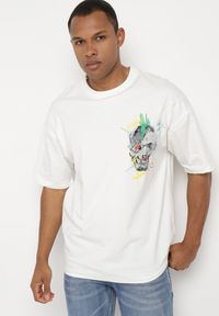 Born2be - Biała Koszulka z Krótkim Rękawem T-Shirt z Nadrukiem z Przodu i na Plecach Franestia. Okazja: na co dzień. Kolor: biały. Materiał: jeans. Długość rękawa: krótki rękaw. Długość: krótkie. Wzór: nadruk. Styl: casual, elegancki