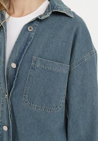 Born2be - Granatowa Jeansowa Koszula z Bawełny Zapinana na Guziki Igratsa. Kolor: niebieski. Materiał: jeans, bawełna. Długość rękawa: długi rękaw. Długość: długie. Wzór: aplikacja. Styl: klasyczny, elegancki