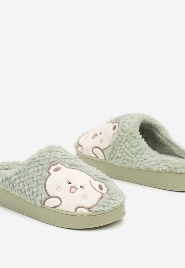 Renee - Zielone Kapcie na Platformie Ozdobione Haftowanym Motywem Laorisia. Okazja: na co dzień, do domu. Kolor: zielony. Materiał: dzianina, jeans. Wzór: aplikacja, haft. Obcas: na platformie. Styl: casual