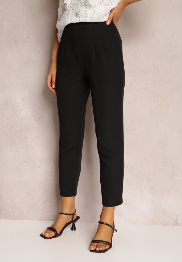 Renee - Czarne Spodnie Iolona. Stan: podwyższony. Kolor: czarny. Materiał: tkanina. Wzór: jednolity, gładki, aplikacja. Styl: klasyczny