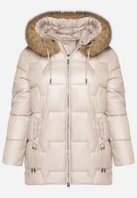 Born2be - Beżowa Kurtka z Pikowanymi Przeszyciami i Kapturem z Futrem Azinga. Okazja: na spacer. Typ kołnierza: golf. Kolekcja: plus size. Kolor: beżowy. Materiał: futro. Styl: elegancki #3