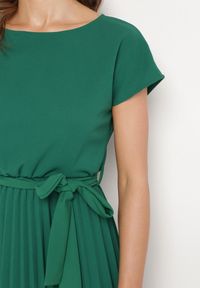 Born2be - Zielona Koktajlowa Sukienka z Krótkim Rękawem i Gumką w Talii z Materiałowym Paskiem Javia. Kolor: zielony. Materiał: materiał. Długość rękawa: krótki rękaw. Styl: wizytowy #3