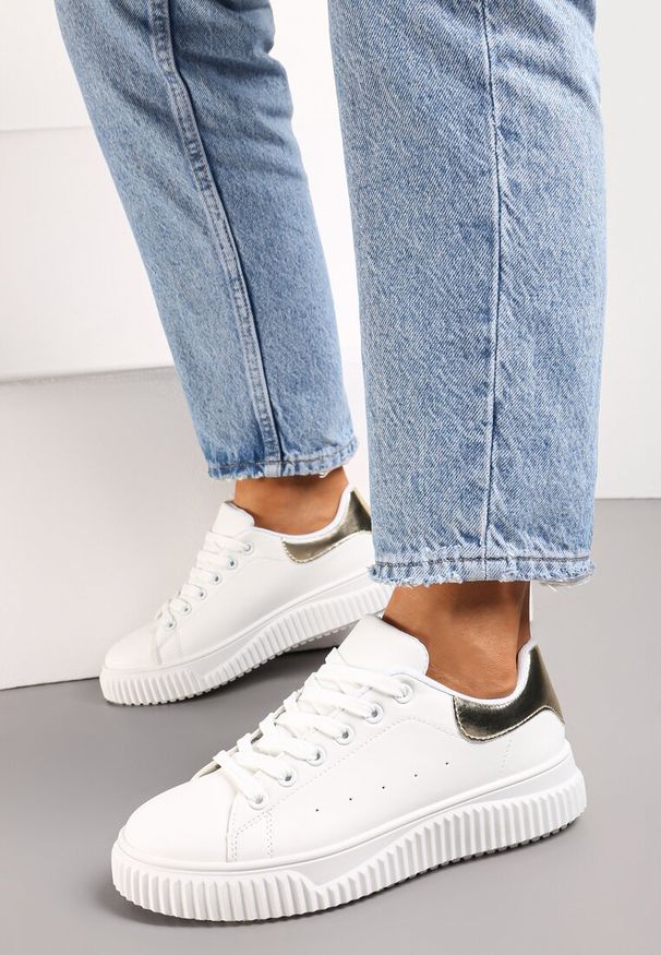 Renee - Biało-Złote Sznurowane Sneakersy z Metaliczną Wstawką i Żłobieniami Komparre. Kolor: biały. Materiał: dresówka. Szerokość cholewki: normalna. Sezon: lato, jesień, wiosna