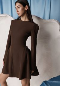 Renee - Brązowa Sukienka o Rozkloszowanym Kroju z Ozdobą z Boku Eleslia. Kolor: brązowy. Wzór: aplikacja. Styl: street #5