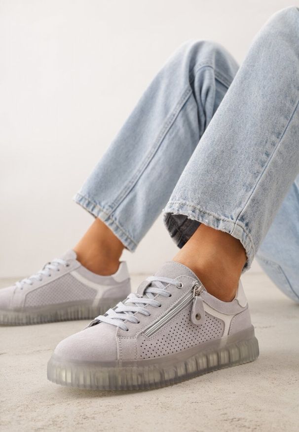 Renee - Niebieskie Zamszowe Sneakersy z Półtransparentną Podeszwą Suwakiem i Wkładką ze Skóry Sewtera. Okazja: na co dzień. Kolor: niebieski. Materiał: zamsz, skóra