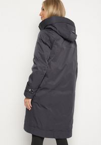 Born2be - Granatowa Pudełkowa Kurtka Typu Parka z Kapturem i Kieszeniami Kaithraea. Typ kołnierza: kaptur. Kolor: niebieski. Materiał: jeans. Sezon: zima. Styl: klasyczny, elegancki #7