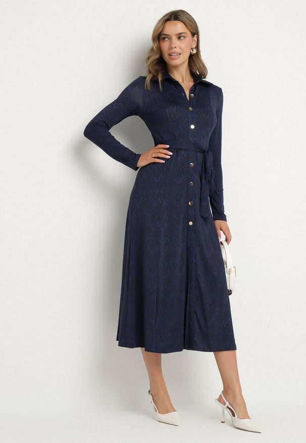 Born2be - Granatowa Rozkloszowana Sukienka Koszulowa z Wiązanym Paskiem Cheresin. Kolor: niebieski. Materiał: materiał. Typ sukienki: koszulowe. Długość: midi