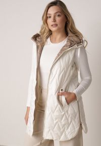 Born2be - Biała Pikowana Kamizelka o Długim Kroju z Nieodpinanym Kapturem w Romby Dephice. Okazja: na co dzień. Typ kołnierza: kaptur. Kolor: biały. Materiał: jeans, materiał. Długość: długie. Styl: casual, elegancki #3
