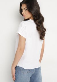 Born2be - Biały T-shirt z Bawełny z Ozdobnym Wiązaniem Sunitra. Okazja: na co dzień, na spotkanie biznesowe. Kolor: biały. Materiał: bawełna. Sezon: lato, wiosna. Styl: biznesowy, klasyczny, casual #4