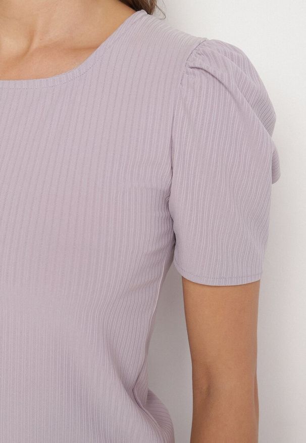 Born2be - Jasnofioletowy Prążkowany T-shirt z Zakładkami przy Rękawach Kolanovia. Okazja: na co dzień. Kolor: fioletowy. Materiał: prążkowany. Styl: casual