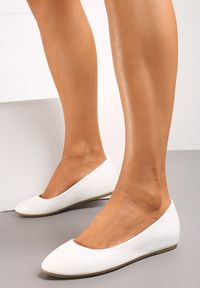 Renee - Białe Balerinki Akolevia. Nosek buta: okrągły. Kolor: biały. Sezon: lato. Obcas: na koturnie. Wysokość obcasa: średni #1
