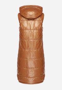 Born2be - Brązowa Długa Kamizelka z Kapturem Ozdobiona Imitacją Kieszeni Mavaria. Typ kołnierza: kaptur. Kolor: brązowy. Materiał: jeans. Długość: długie. Wzór: aplikacja. Sezon: wiosna, jesień. Styl: elegancki, sportowy, klasyczny #3