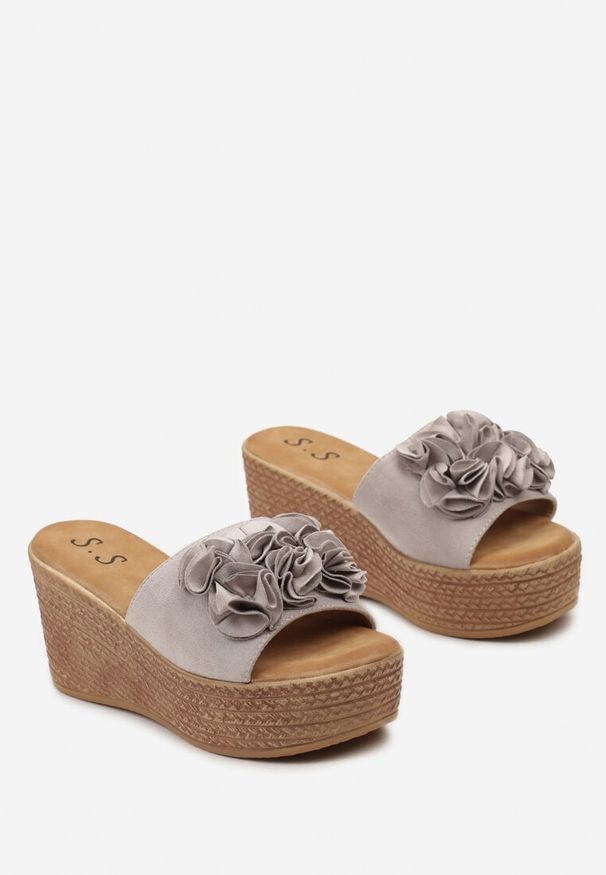 Born2be - Szare Klapki na Platformie i Koturnie z Plecionką z Kwiatkami Titantha. Kolor: szary. Wzór: kwiaty. Sezon: lato. Obcas: na koturnie