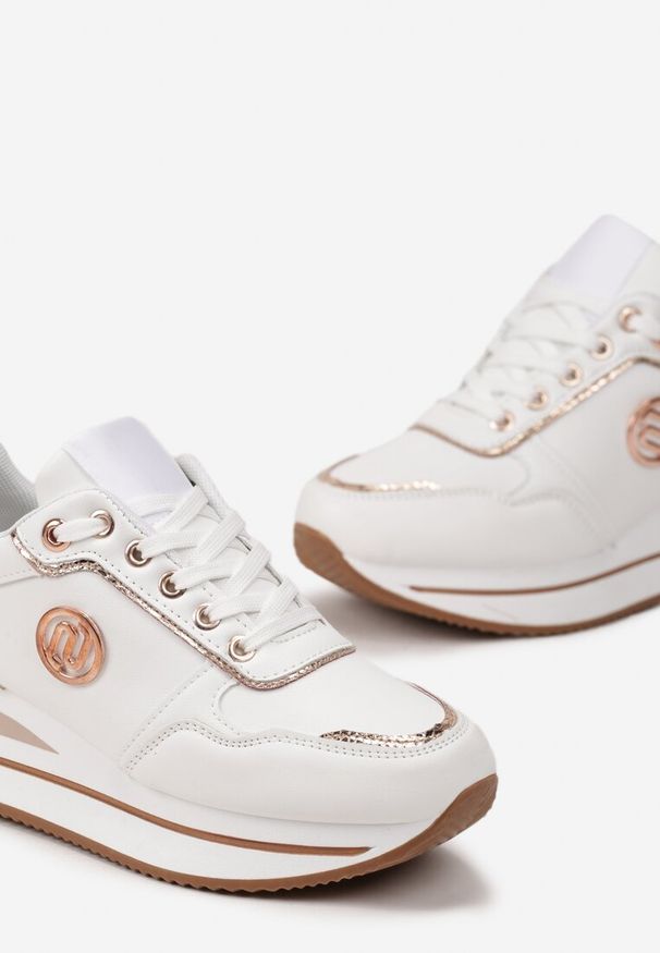 Born2be - Biało-Szampańskie Sneakersy na Platformie z Lamówką Ozdobione Naszywką Liseart. Kolor: biały. Wzór: aplikacja. Obcas: na platformie
