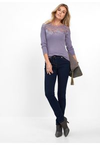 Sweter z koronkowymi wstawkami bonprix dymny fioletowy. Kolor: fioletowy. Materiał: wiskoza, koronka, materiał, poliester, poliamid. Styl: elegancki #5
