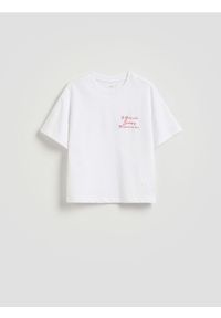 Reserved - T-shirt w paski z nadrukiem - złamana biel. Materiał: bawełna, dzianina. Wzór: paski, nadruk #1