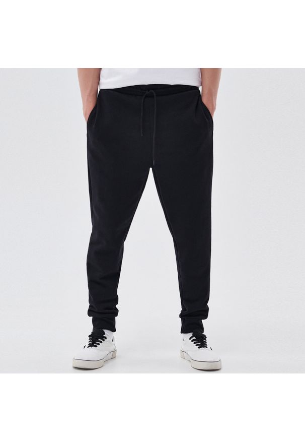 Cropp - Spodnie dresowe - Czarny. Kolor: czarny. Materiał: dresówka