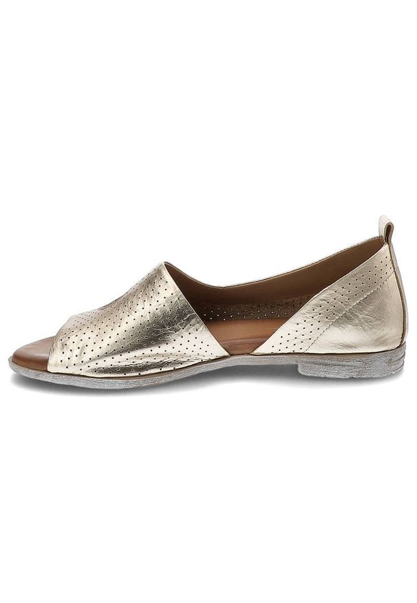 Złote Sandały Artiker Damskie Stylowe Obuwie. Okazja: na spacer, do pracy, na spotkanie biznesowe, na imprezę, na co dzień. Nosek buta: otwarty. Zapięcie: bez zapięcia. Kolor: złoty. Wzór: ażurowy, aplikacja. Materiał: skóra. Sezon: lato. Obcas: na obcasie. Styl: elegancki. Wysokość obcasa: niski