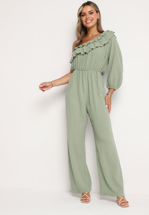 Born2be - Zielony Asymetryczny Kombinezon z Bawełny Ozdobiony Falbaną przy Dekolcie i Gumką w Talii Jegelia. Okazja: na co dzień. Kolor: zielony. Materiał: bawełna. Wzór: aplikacja. Styl: casual, elegancki
