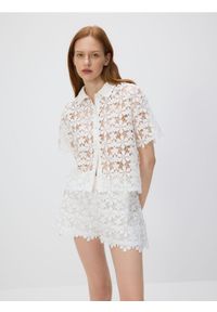 Reserved - Ażurowa koszula - biały. Kolor: biały. Materiał: dzianina. Wzór: ażurowy #1