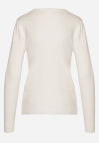 Born2be - Biały Sweter z Wiskozą i Dekoltem w Serek Olisela. Okazja: na co dzień. Typ kołnierza: dekolt w serek. Kolor: biały. Materiał: wiskoza. Styl: casual, elegancki #3