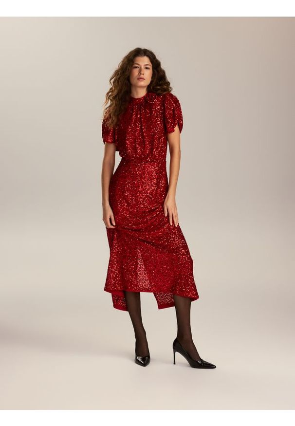 Reserved - Cekinowa sukienka z bufiastymi rękawami - czerwony. Kolor: czerwony. Materiał: dzianina