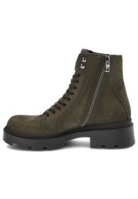 Zielone Botki Nessi Stylowe Obuwie Damskie Ze Skóry Naturalnej Nubuk. Zapięcie: sznurówki. Kolor: zielony. Materiał: skóra, nubuk. Wzór: moro. Sezon: zima, jesień. Styl: elegancki #3