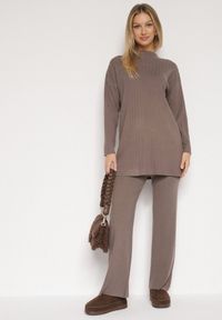 Born2be - Ciemnobeżowy Prążkowany Komplet Dzianinowy z Bawełną Sweter z Półgolfem i Spodnie Elweda. Kolor: beżowy. Materiał: prążkowany, bawełna, dzianina #1