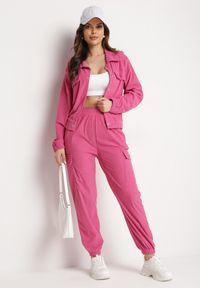 Born2be - Fuksjowy Komplet Dresowy Utility z Bluzą z Kołnierzykiem i Joggerami z Szerokimi Klapami Imixa. Kolor: różowy. Materiał: dresówka. Wzór: aplikacja #7